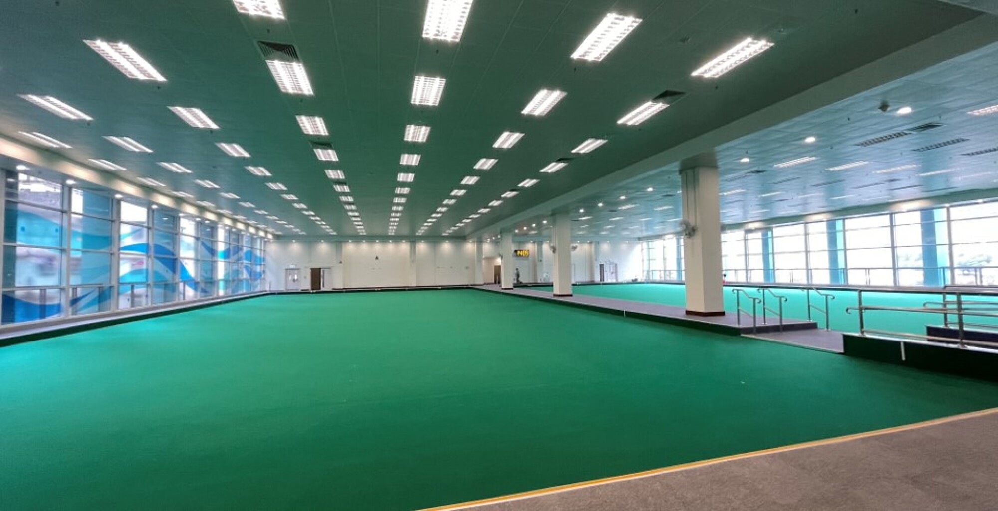 鴨脷洲體育館開闊的室內草地滾球場